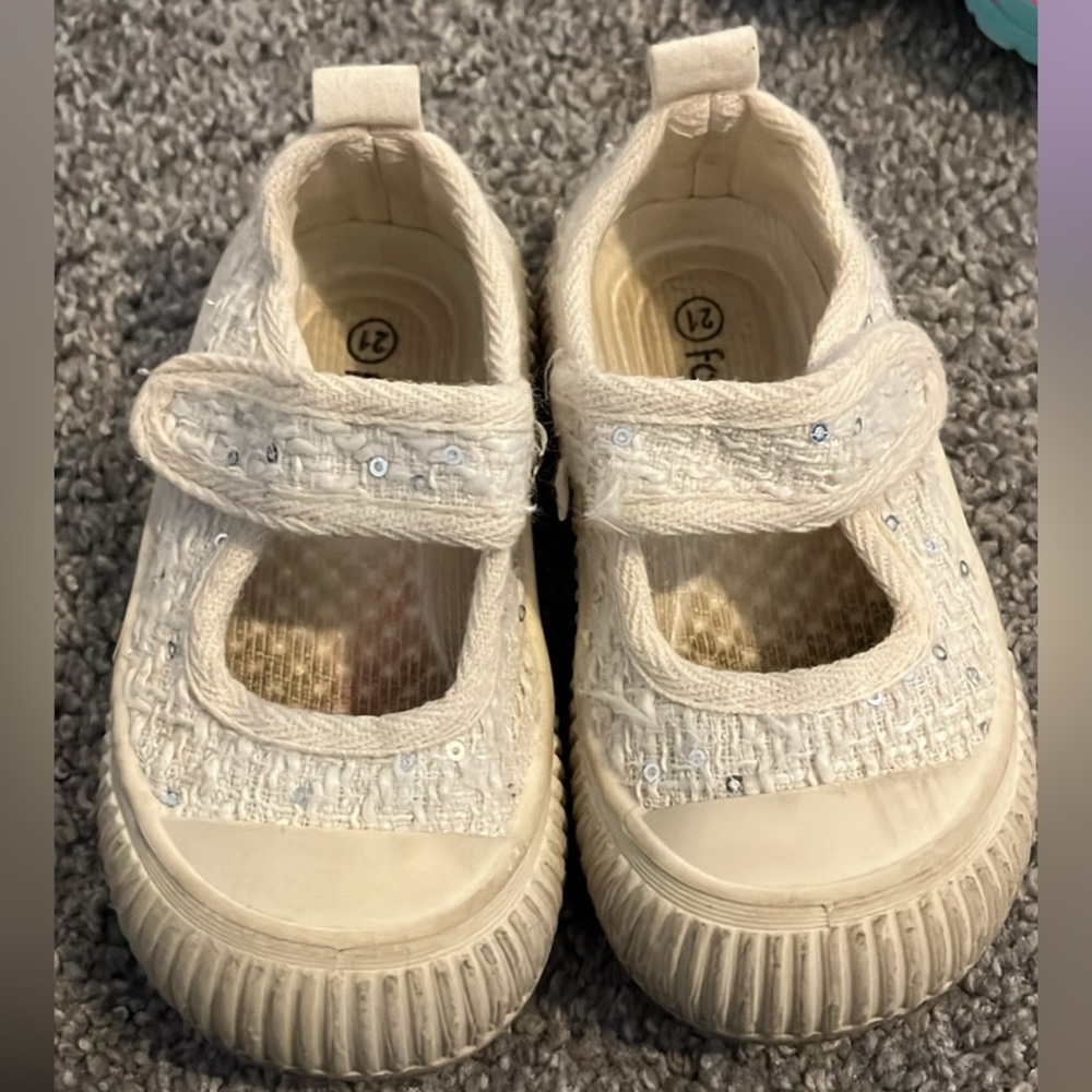 Brand new toddler girl sparkling cream size 6 shoe brand new